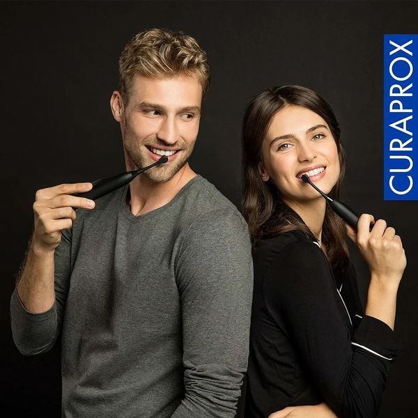 Curaprox Black гідрозвукова електрична зубна щітка із зарядним пристроєм і дорожнім футляром 123777585 фото
